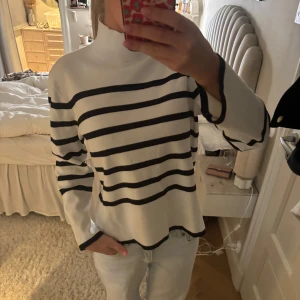 Randig polo tröja! - Super snygg finstickad polo tröja, inga defekter, är 170cm för referens. Storlek Xs men passar en S