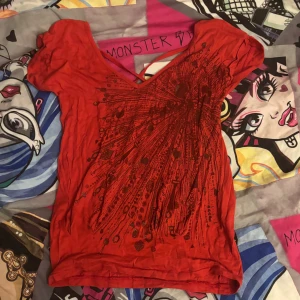 Cool tshirt - En röd tshirt med en neckline cut off! Man kan ha den baggy om man vill men det ser även bra ut antingen att ha en säkerhetsnål där bak eller att sy in den! Kan gärna mötas upp och priset kan diskuteras!☺️