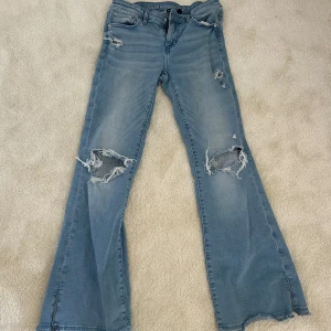 Ljusblå bootcut jeans med slitningar - Jeans från american eagle 💞nypris ca 1000 kr säljer för 300