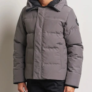 Grå pufferjacka med huva  - Vill byta denna macmillan grå black label Canada goose jagka emot en wyndham Canada goose med päls 