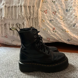 Svarta Dr. Martens boots med platåsula - Säljer ett par svarta Dr. Martens boots i skinn med stor platåsula och klassisk gul söm. Det är i mycket bra skick  och ingångna så de skaver ej. 