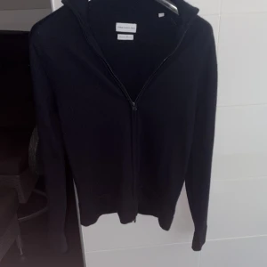  zip tröja These Glory Days - Svart zip tröja två dragkedjor. Bra skick 