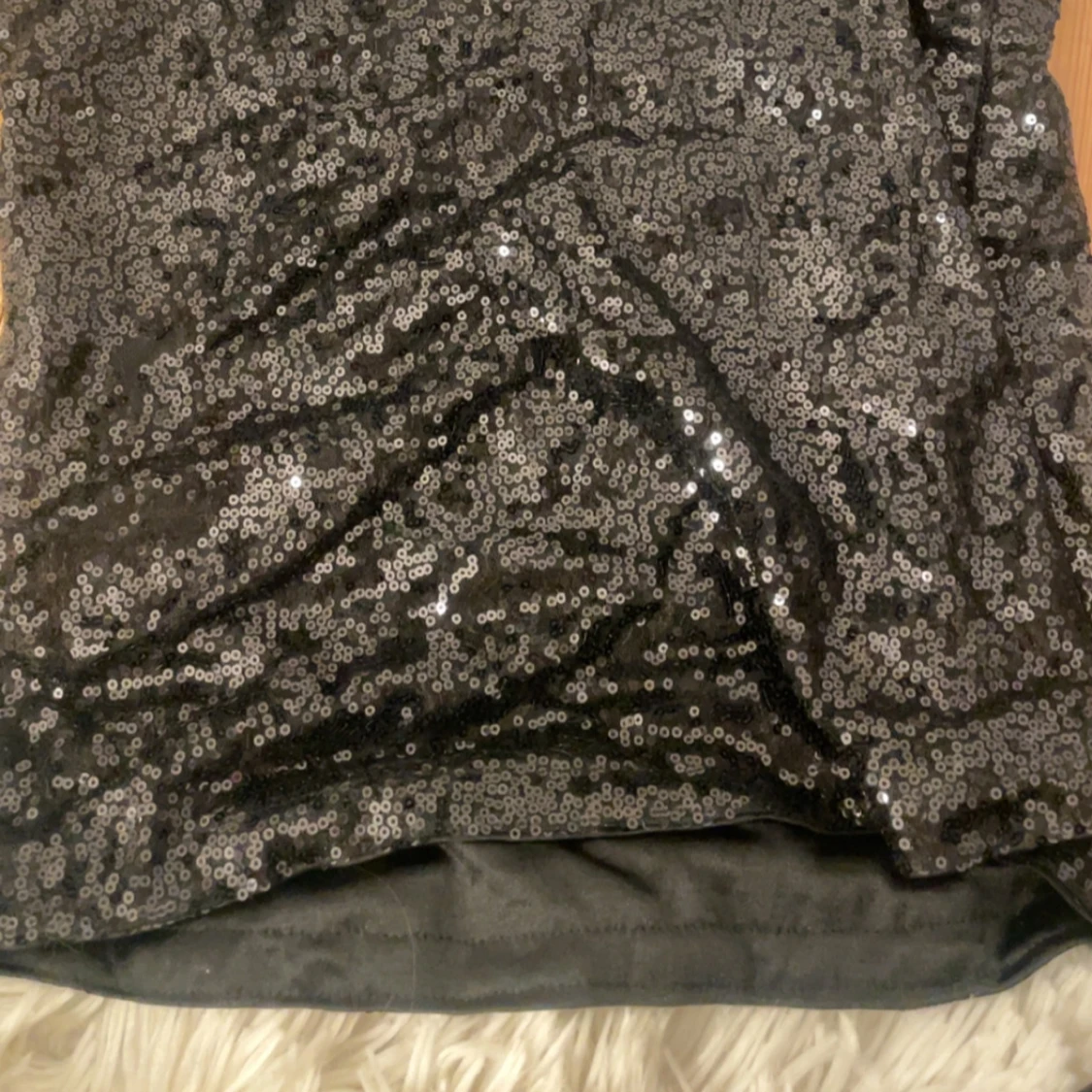 Svart paljettlinne med smala axelband - 1