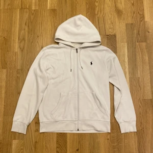 Ralph lauren Zip hoodie - Hej! Säljer en vit Zip av Ralph lauren Storlek Medium skick 8,5/10 väldigt fräsch hör av er för mer info /// 