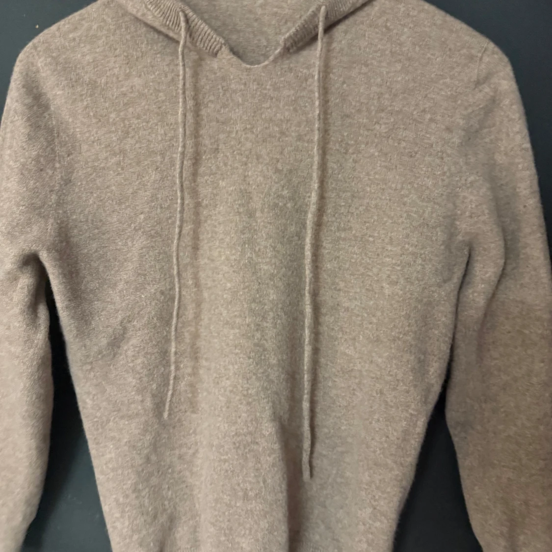 Beige hoodie i kashmirblandning - 2