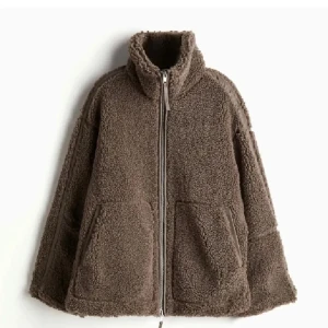 Teddy jacka hm - Säljer brun teddy jacka från hm. Använd litegrann men är i nyskick☺️kom priv för frågor eller fler bilder💕💕pris kan även diskuteras vid snabb affär. (Lånad bild från förra användaren).