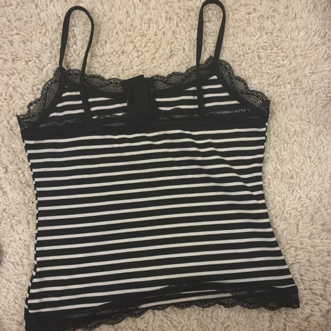 Randig linnetopp med spetsdetaljer - 1