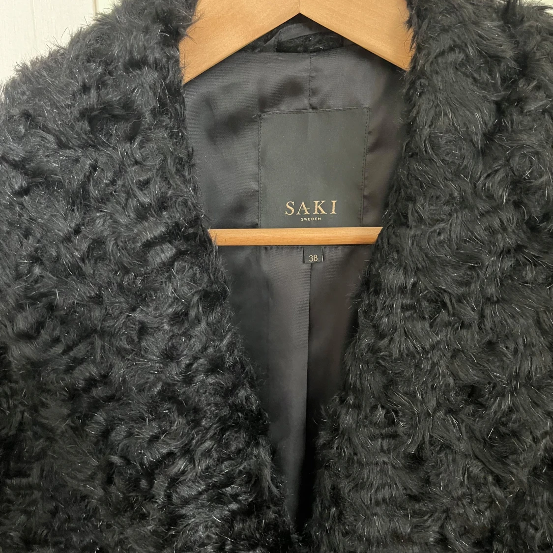 Svart pälsjacka från Saki, storlek 38 - 1