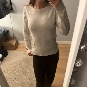 Vit stickad tröja från vila - En enkel och stilren vit stickad tröja från vila. Säljer för att jag inte använder så mycket. Skriv för frågor och bilder.