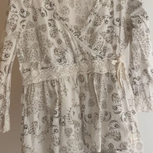 Odd molly blus - Säljer denna supersöta vita blus fr odd molly då den ej kommer till användning längre. Storlek 1 som jag tror motsvarar S men passar mig som har XS. 