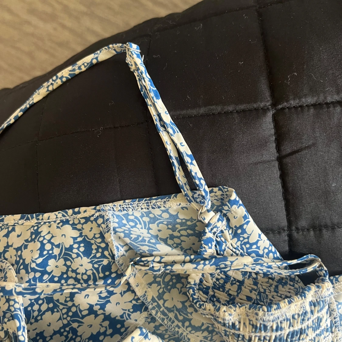 Blommig blå midiklänning med slits - 1