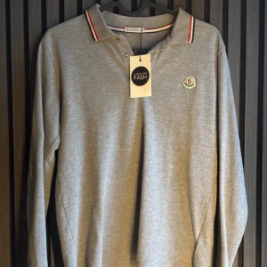 Moncler piké  - Långärmad Moncler pike. Storlek Kids 164cm fits XS. lite tajt och kort för mig som är 177/58kg, rekommenderad längd är 160-170! Skick 9/10. Kontakta vid frågor/funderingar! 100% äktenhets garanterad! Köpt av circularfash som ni ser på tagen, säljer då den va lite liten. ( minimalt hål i ena armhålan, syns och märks ej)