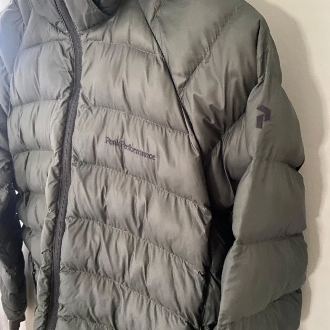 Svart dunjacka Peak Performance - 1