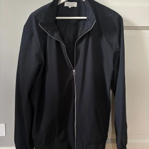 vindjacka från Casual friday - Tja säljer nu denna vindjacka från casual friday. Använd endast 1 gång. Nypris 1700 mitt pris 1100. Bara att höra av er vid frågor eller funderingar.
