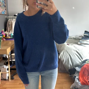 Blå stickad tröja från Weekday - Mysig blå stickad tröja från Weekday i oversized modell. 