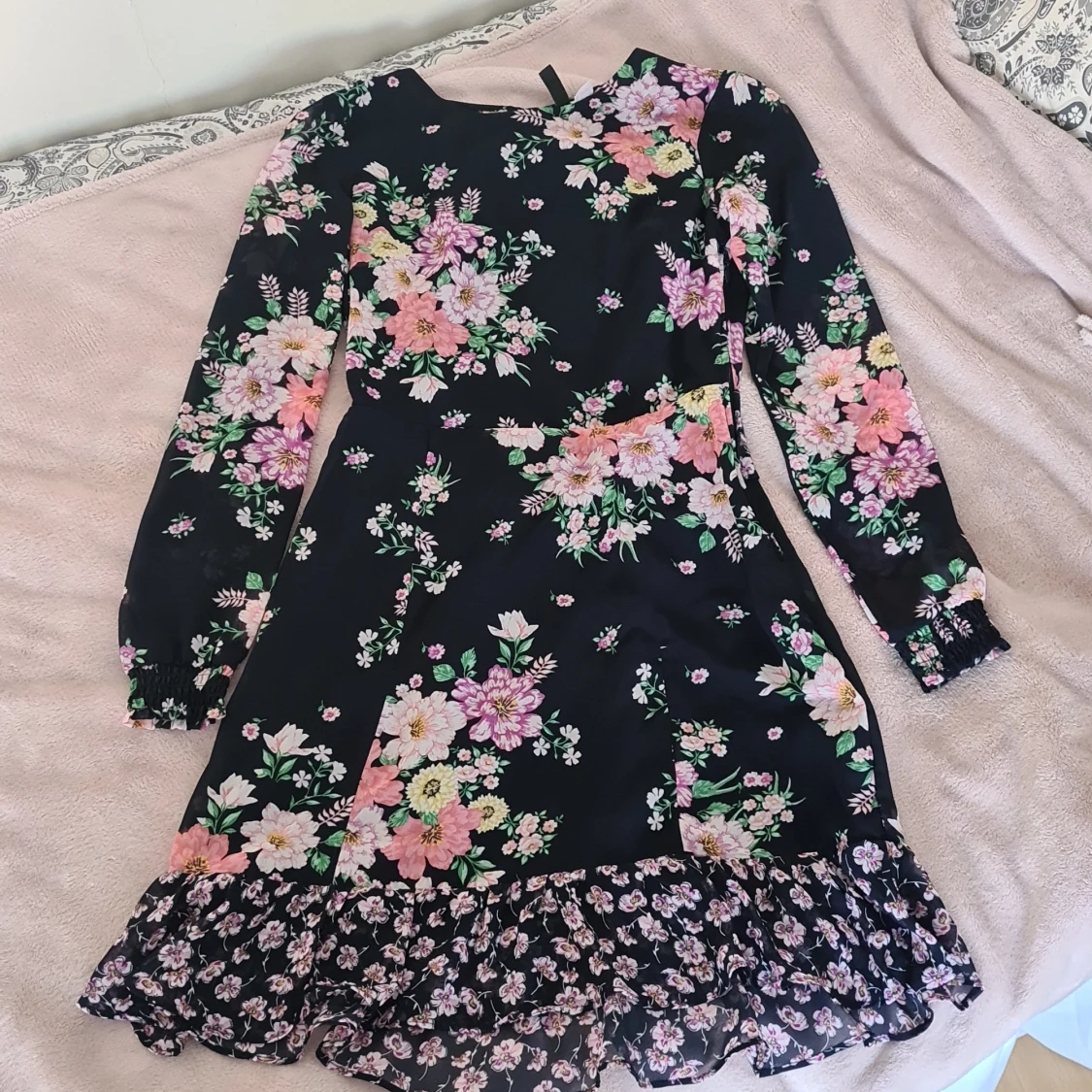Blommig svart kortklänning med volang