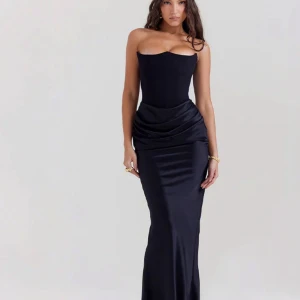 Svart axelbandslös långklänning - Supersnygg svart axelbandslös långklänning, lite stor i storlekn så passar inte mig 