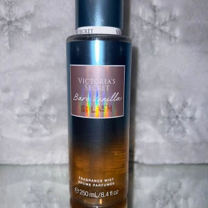 Victoria's Secret Bare Vanilla Splash Mist - Fräsch och söt body mist från Victoria's Secret i doften Bare Vanilla Splash. Flaskan rymmer runt 230 ml. Doften har inslag av kokosblomma, iriserande lotus och vanilj. Perfekt för dig som gillar mjuka, krämiga och tropiska toner.