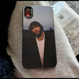 Personligt mobilskal- din egen design  - Personligt mobilskal – din egen design! 📱✨ Gör din mobil unik med ett anpassat skal. Perfekt som present eller för dig som vill ha något ingen annan har! 	•	Anpassas med valfri bild 	•	Stilrent och skyddande 	•	Unikt och personligt