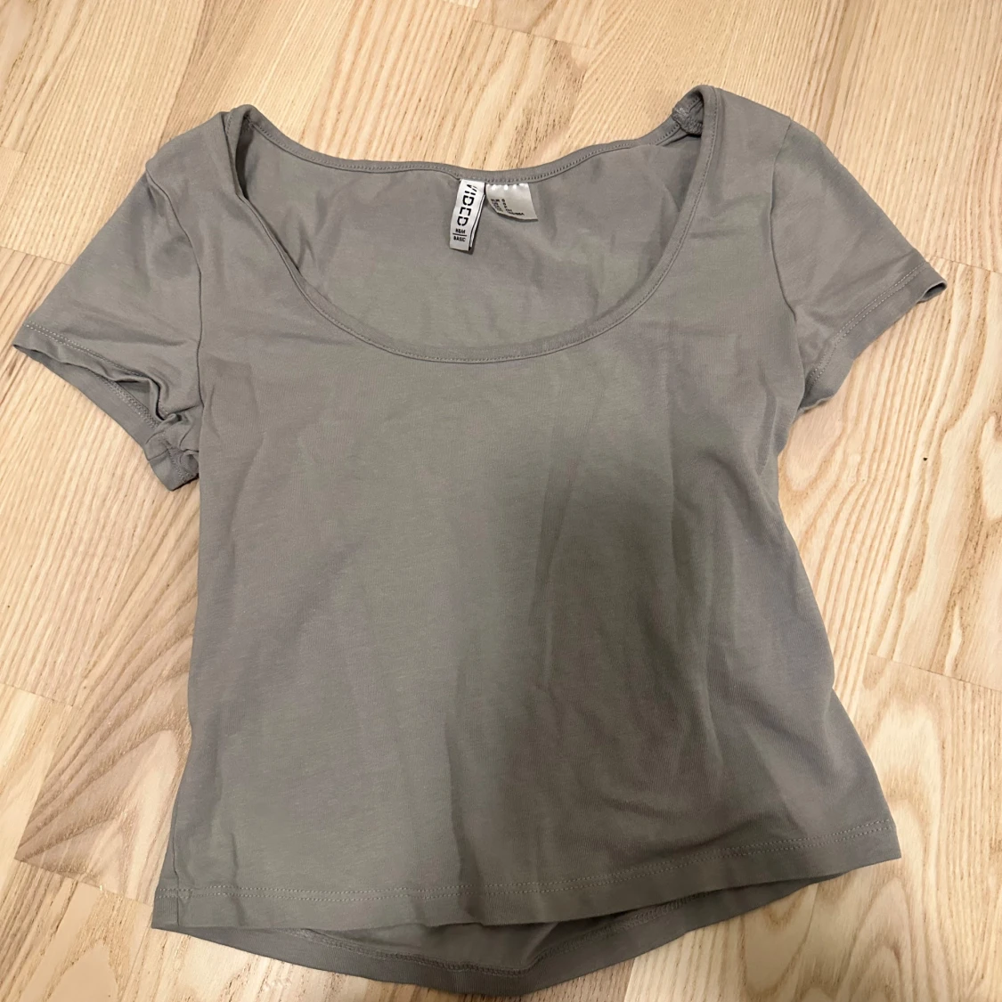 Grå croppad topp från H&M Divided