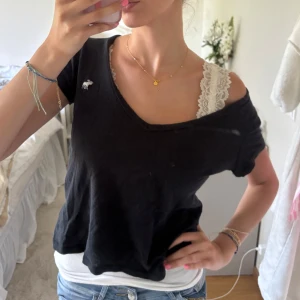 Abercrombie tshirt🤎🤎 - Så himla snygg o enkel t shirt från Abercrombie, jättesnygg att ha till skolan😍😍svårt att säga färg men den är typ urtvättad mörkblå med lite grått typ?
