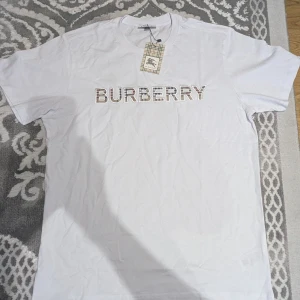 Burberry t-shirt - Helt ny oanvänd fantastisk kondition Size M passar även s skickar inom 24 timmar 
