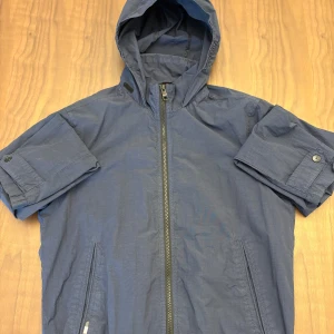 Blå vindjacka från Tommy Hilfiger - Snygg marinblå vindjacka från Tommy Hilfiger. Jackan är nästan som ny och använt fåtal gånger. Stilren och passar till det mesta nu när det börjar bli kallare. För fler bilder är det bara att skriva! Vid funderingar är det bara att hojta till! Pris går alltid att diskutera!
