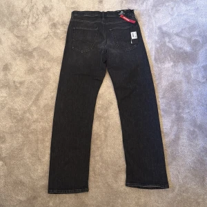 Replay svarta boyfriend jeans - Svarta jeans från Replay i boyfriend-modell med raka ben och klassisk femficksdesign. Jeansen har en snygg tvättad finish och är tillverkade i mjukt bomullsmaterial. Perfekta för en avslappnad och trendig look.