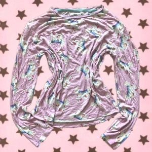 🦄y2k rosa cute unicorn tee🦄 - Jättesöt långärmad tröja i så skönt material från Chelsea Peers. Egentligen en pyjamaströja men har använt som vanlig tröja 😘