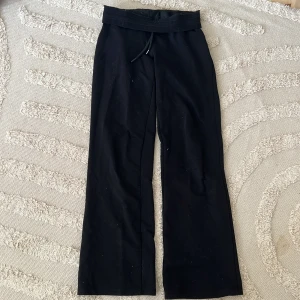 Svarta mjukisbyxor från lager157 - Svarta mjukisbyxor från 157 med raka, lite vidare ben och dragsko i midjan. Sköna och enkla att styla, perfekta för chill dagar. Tillverkade i mjukt bomullsmaterial för extra komfort.