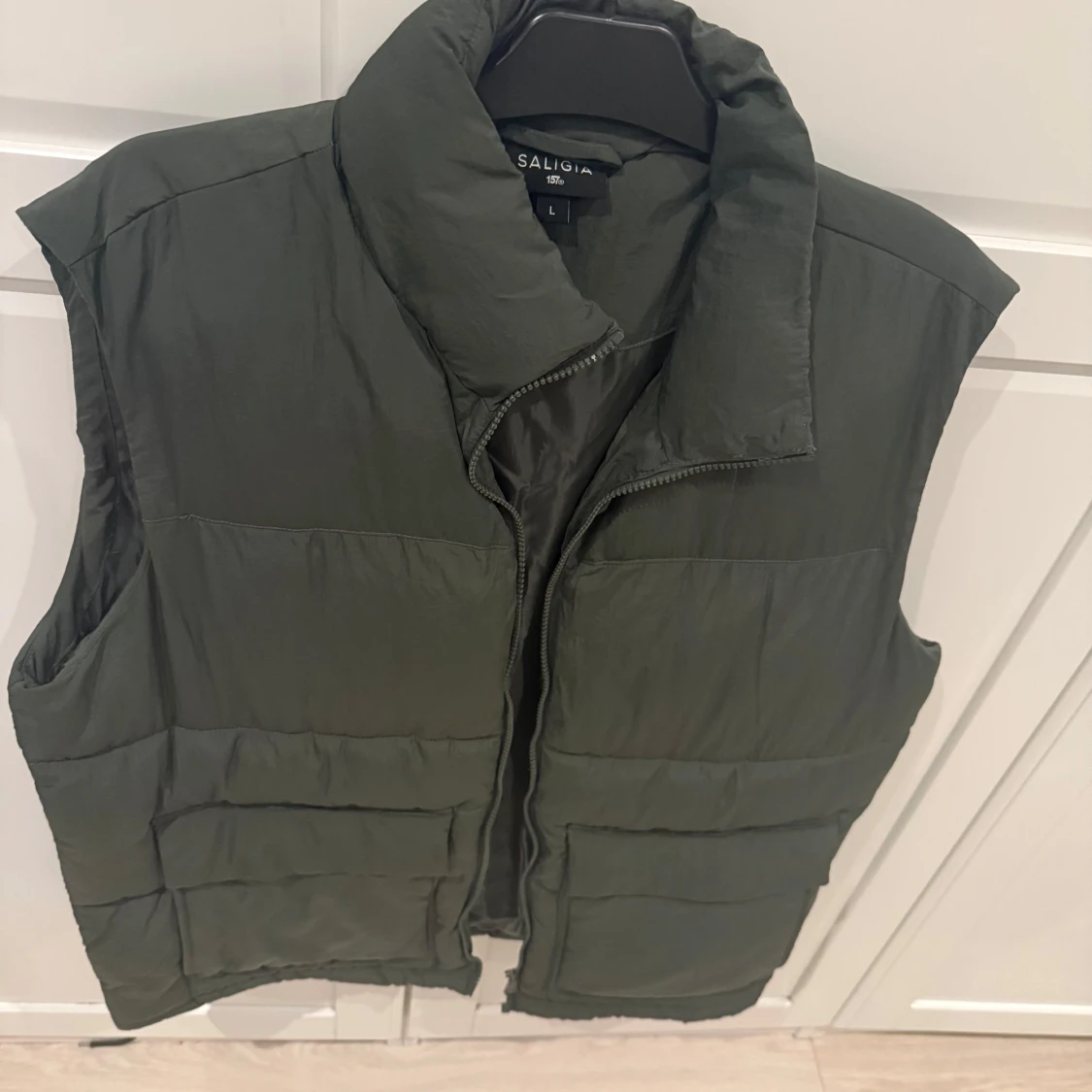 Mörkgrön dunväst från Saligia