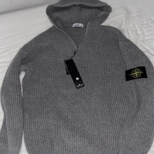 Stickad stone island  - Helt ny stickad stone island hoodie|| nypris ca 3000 mitt pris 1100|| skick 10/10 har bara testat den|| hör av er angående frågor!