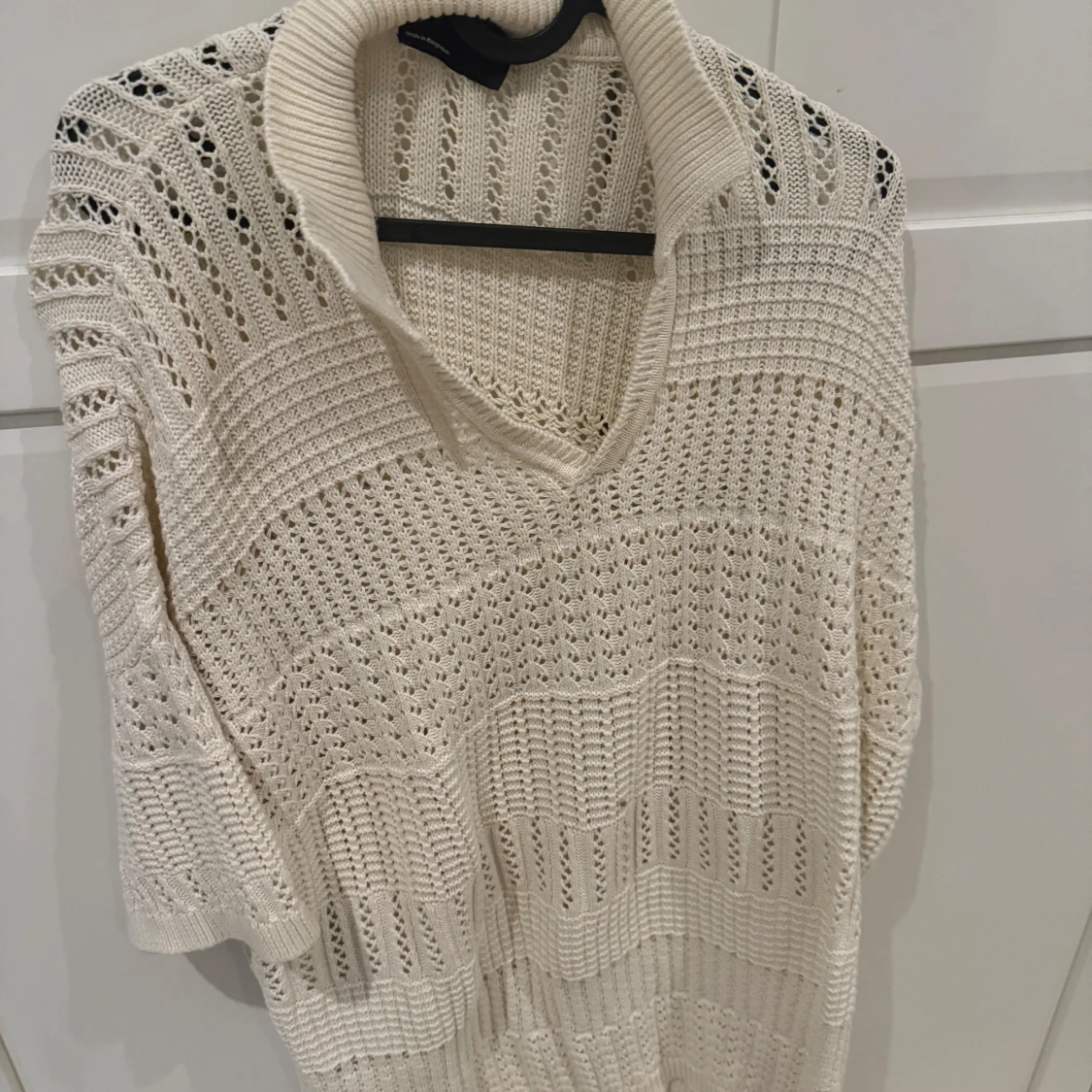 Vit stickad polotröja med v-ringning
