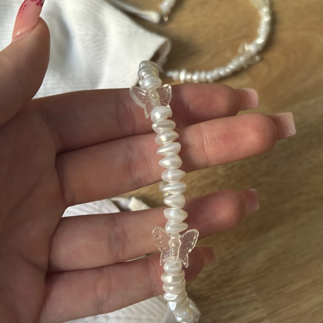 Vit ribbad linnetopp med pärlband - 3