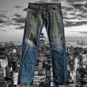 Boomerang Denim Oscar blå jeans - Snygga blå jeans från Boomerang, modell Denim Oscar. Klassisk femficksdesign med raka ben och normal passform. Jeansen har slitningar och snygg tvätt för en avslappnad look. Tillverkade i tålig bomullsdenim med detaljer i kontrastsömmar.