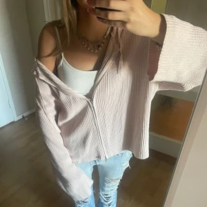 Ljusrosa stickad hoodie med dragkedja - Strök XL men passar mig med S. Så igentligen typ en M/S. Säljer en ljusrosa stickad hoodie med dragkedja framtill och snörning i huvan. Tröjan har en loose passform och långa ärmar, perfekt att slänga på sig över ett linne. Supermjuk och chill stil, passar till jeans eller leggings.