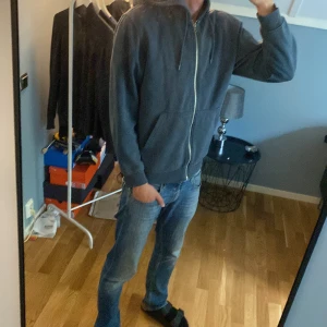 Mörkgrå hoodie från Weekday XS - Säljer en mörkgrå hoodie från Weekday i storlek XS. Tröjan har dragkedja framtill, huva med snörning och två stora fickor. Perfekt basic-plagg med lång ärm och skön passform. Tillverkad i mjuk bomullsmix.