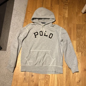 Ralphlauren hoodie - Säljer denna riktigt feta ralphlauren hoodien som är storlek XL men passar L bättre den är i fint skick perfekt nu för kallare dagar som kommer🤩