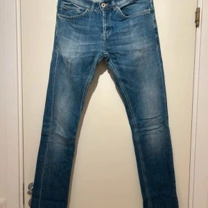 Blå skinny jeans från George, stl 30 - Snygga blå skinny jeans från George i storlek 30. Jeansen har klassisk femficksdesign, smal passform och lätt slitna detaljer för en cool look. Perfekta till sneakers och hoodie. Tillverkade i mjukt denimtyg för skön känsla hela dagen.