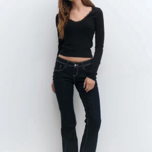 Lågmidjade jeans - Säljer dessa super snygga lågmidjade jeans. Jeansen har används några gånger och har en defekt vid lappen bak, men annars är de som nya💗storlek 34 normal i längden 