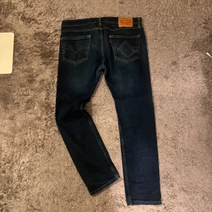 Levi's 502 mörkblå jeans W33 L32 - Mörkblå Levi's 502 jeans med snygg tvätt. Jeansen har raka ben och rak/slim passform. Riktigt fetta jeans som med inga defekter
