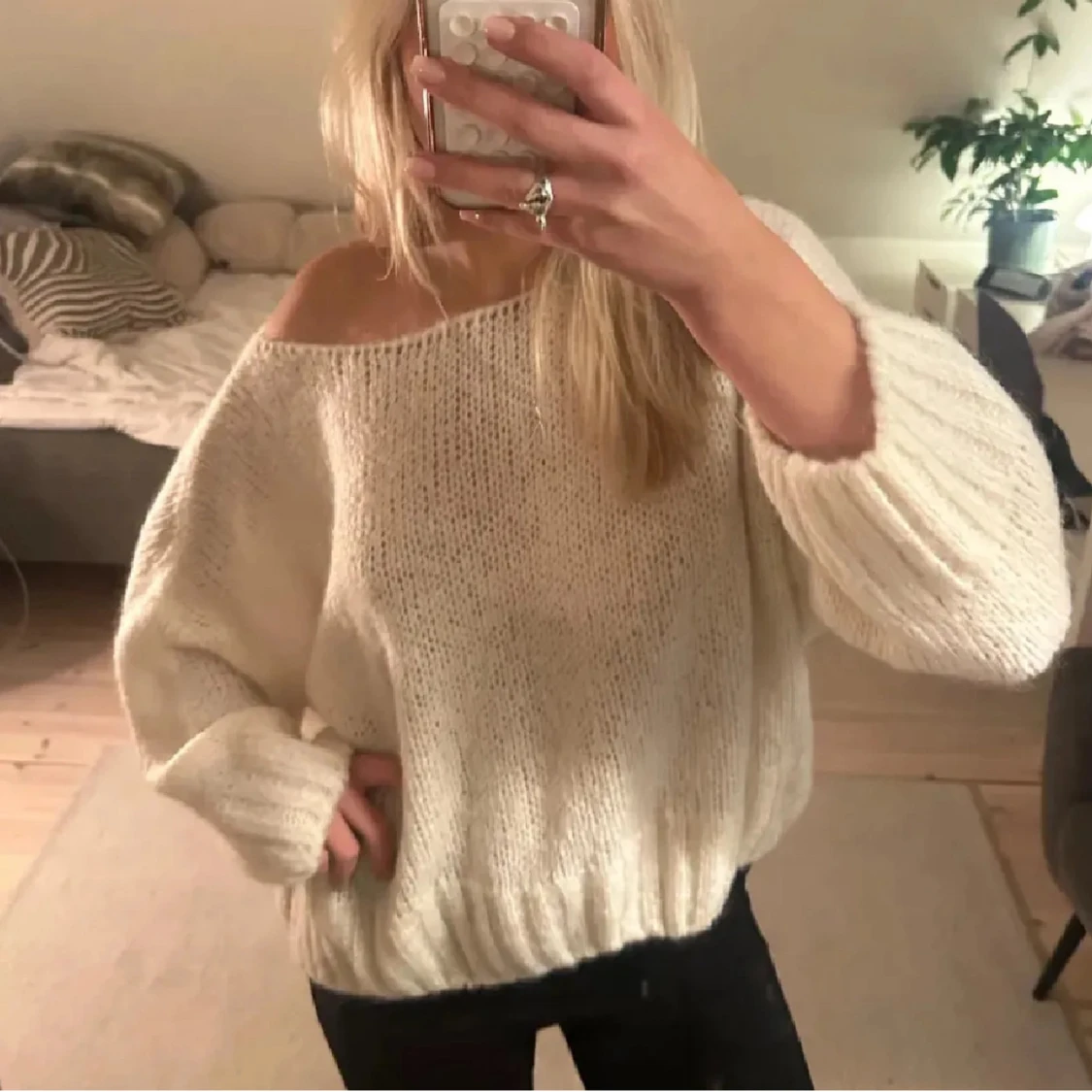 Virkad stickad vit off shoulder tröja🤍 - 1