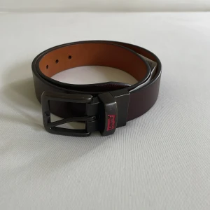 Levis bälte - Snyggt Levis bälte som passar till allt. 66-71 cm i midjemått och använt max 2 gånger. Priset ej hugget i sten!