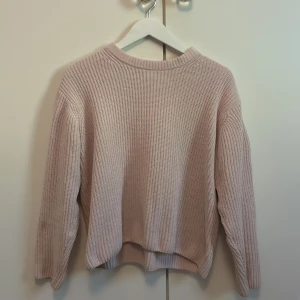 Stickad tröja - Jätte fin och skön rosa tröja från Nelly. Inga defekter!! Passar även den som vanligtvis bär storlek S. 