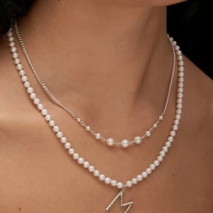 Maria Nilsdotter halsband  - Säljer mitt Maria Nilsdotter halsband i modellen ”Dawn Necklace” i fint skick. Halsbandet är i sterling silver och sötvattenpärlor. Box medkommer men har lite defekter. Slut sold på hemsidan, nypris 3200kr