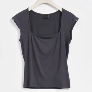 Soft touch tight topp - Säljer lik soft touch tight topp från Gina Tricot. Helt slutsåld på deras hemsida. Köpt för 179kr. Använd fåtal gånger. 