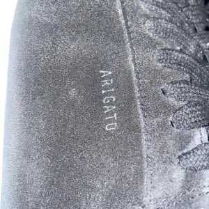 Svarta sneakers från Axel Arigato mocka - Stilrena svarta sneakers från Axel Arigato i mjuk mocka med vita sulor. Klassisk låg modell med snörning och minimalistisk design. Perfekta för dig som gillar en clean look och vill ha ett par sneakers som funkar till allt.