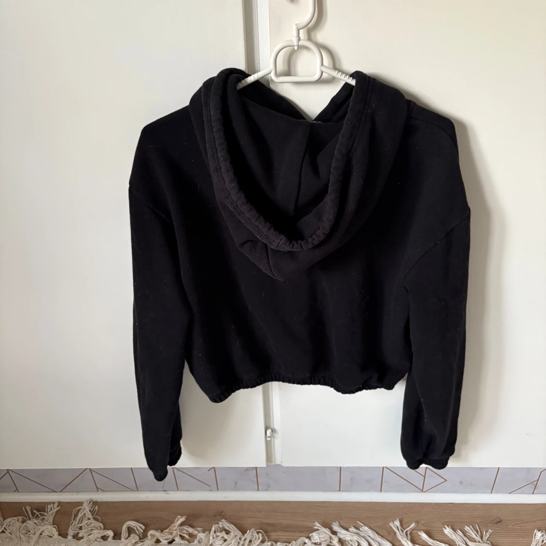 Svart croppad hoodie från H&M Divided - 1