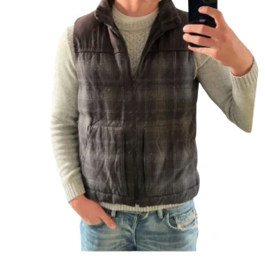 Rutig väst - Skön väst som är perfekt nu till hösten, passar både s och m, inga defekter!