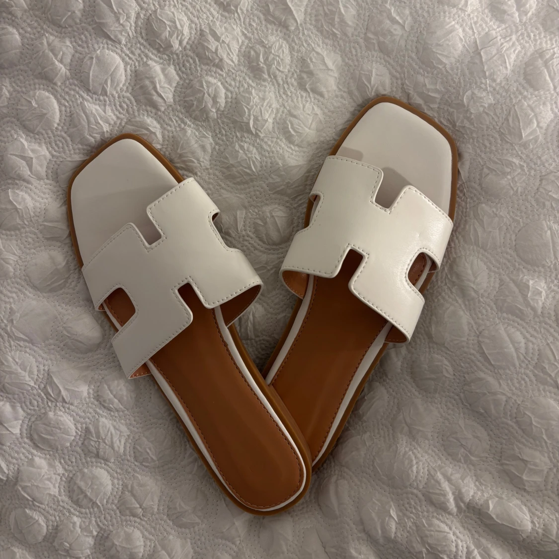 Vita sandaler med fyrkantig tå